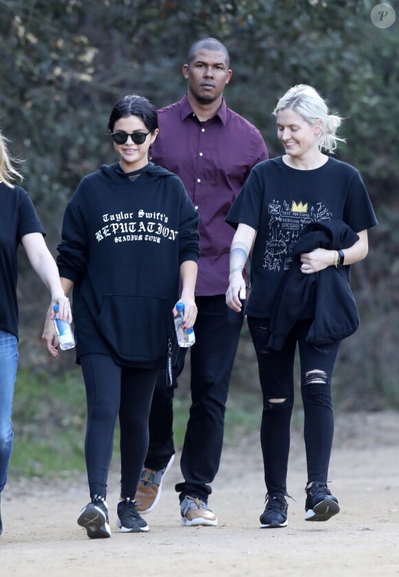 Selena Gomez se promène avec ses amies à Los Angeles le 21 décembre 2018.