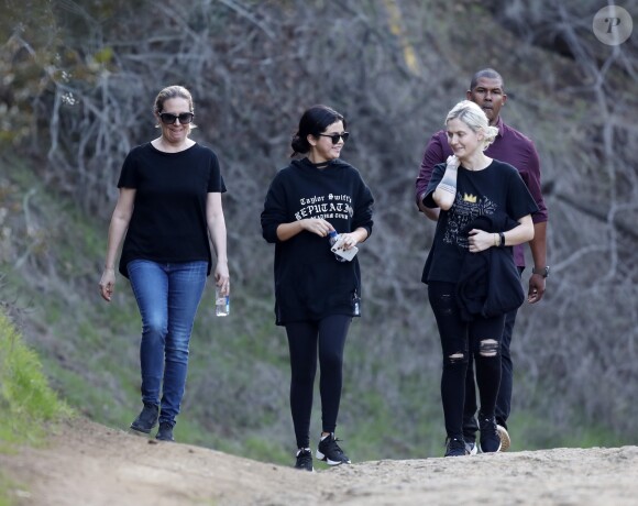Selena Gomez se promène avec ses amies à Los Angeles le 21 décembre 2018.