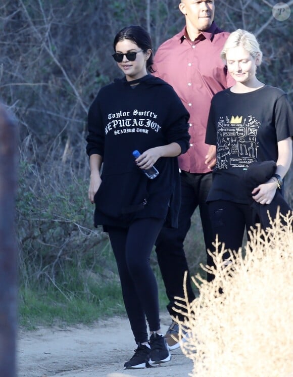 Selena Gomez se promène avec ses amies à Los Angeles le 21 décembre 2018.