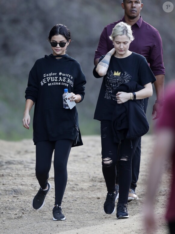 Selena Gomez se promène avec ses amies à Los Angeles le 21 décembre 2018.