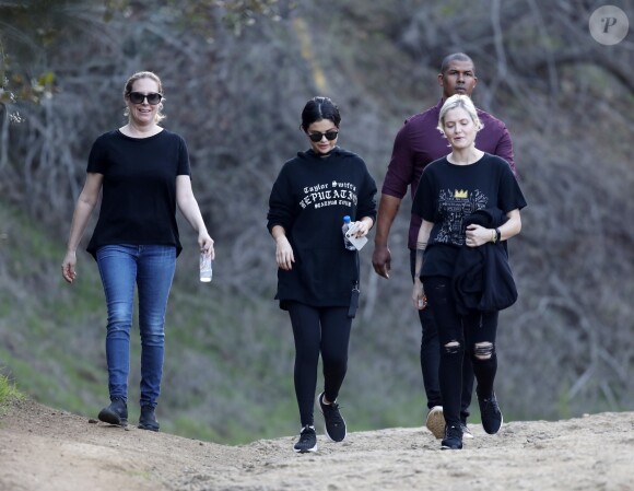Selena Gomez se promène avec ses amies à Los Angeles le 21 décembre 2018.