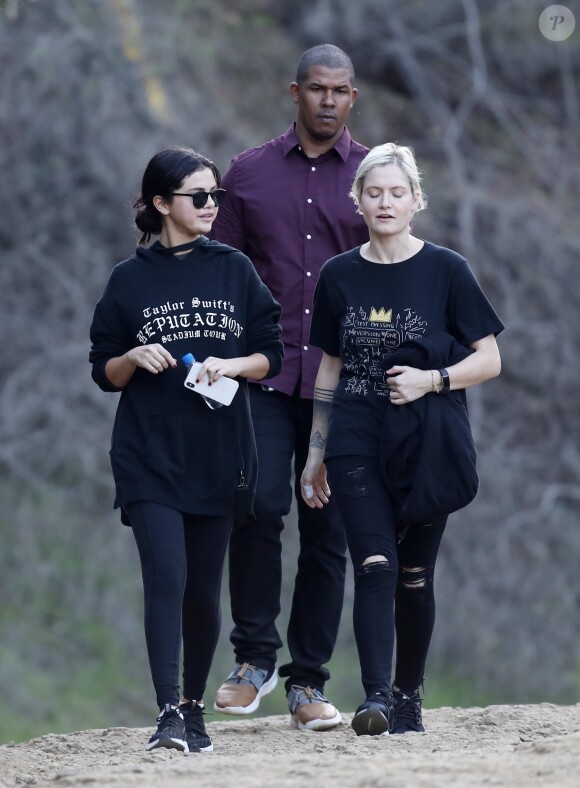 Selena Gomez se promène avec ses amies à Los Angeles le 21 décembre 2018.