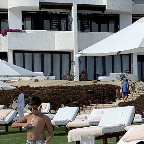 Kourtney Kardashian, son ex-compagnon Scott Disick, leurs enfants Mason, Penelope et Reign et la petite amie de Scott, Sofia Richie, en vacances à Cabo San Lucas, au Mexique. Le 23 décembre 2018.