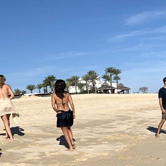 Kourtney Kardashian, son ex-compagnon Scott Disick, leurs enfants Mason, Penelope et Reign et la petite amie de Scott, Sofia Richie, en vacances à Cabo San Lucas, au Mexique. Le 23 décembre 2018.