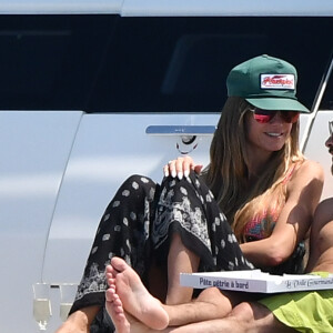 Heidi Klum et son compagnon Tom Kaulitz amoureux sur un yacht au large de Cannes en marge du 71 ème Festival International du Film de Cannes, le 19 mai 2018.