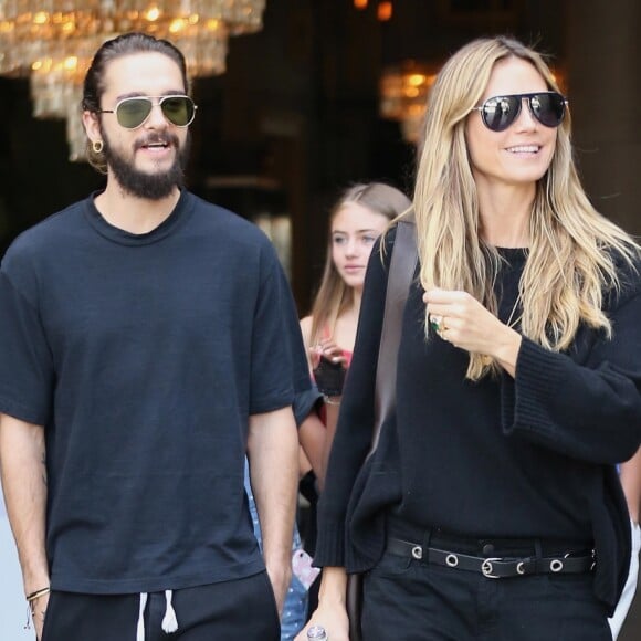 Heidi Klum se balade avec son compagnon Tom Kaulitz et ses enfants Helene, Johan, Lou et Henri dans le quartier de The Grove à Hollywood, le 28 octobre 2018.