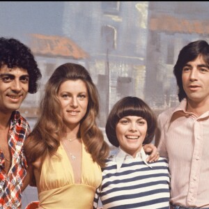 Enrico Macias, Sheila, Mireille Mathieu et Ringo sur le plateau de l'émission Numéro 1 en 1975.