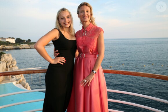 Exclusif - Alexandra Lamy et sa fille Chloé Jouannet - 6ème gala annuel de l'unité d'Antibes Juan les Pins, Vallauris, Golfe Juan, de la Croix Rouge française dans le cadre du prestigieux hôtel Eden Roc au Cap d'Antibes, le 2 juin 2018. © Franck Fernandes / Nice Matin / Bestimage