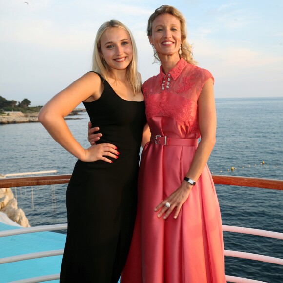 Exclusif - Alexandra Lamy et sa fille Chloé Jouannet - 6ème gala annuel de l'unité d'Antibes Juan les Pins, Vallauris, Golfe Juan, de la Croix Rouge française dans le cadre du prestigieux hôtel Eden Roc au Cap d'Antibes, le 2 juin 2018. © Franck Fernandes / Nice Matin / Bestimage