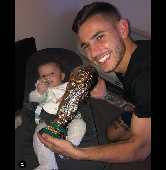 Lucas Hernandez avec son fils Martin le 4 décembre 2018.