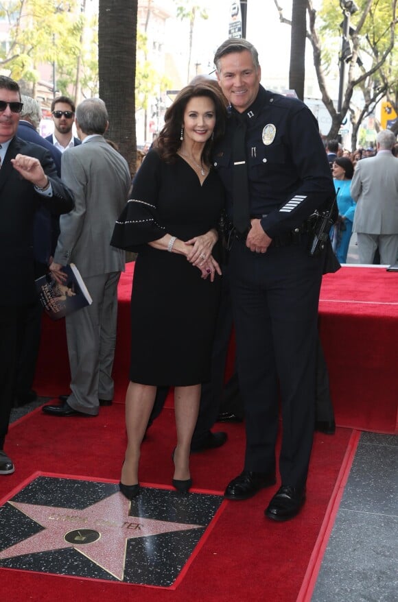 Lynda Carter avec Cory Palka lors de l'inauguration de son étoile sur le Walk of Fame sur Hollywood Boulevard à Los Angeles, le 3 avril 2018.