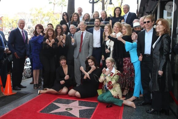 Lynda Carter entourée de Patty Jenkins, Jessica Altma, Robert A. Altman, James Altman et autres lors de l'inauguration de son étoile sur le Walk of Fame sur Hollywood Boulevard à Los Angeles, le 3 avril 2018.
