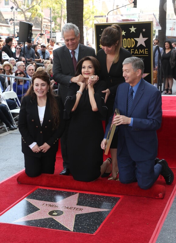 Leslie Moonves, Lynda Carter, Patty Jenkins, Leron Gubler lors de l'inauguration de l'étoile de Lynda Carter sur le Walk of Fame sur Hollywood Boulevard à Los Angeles, le 3 avril 2018.