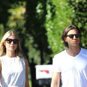 Exclusif - Gwyneth Paltrow et son nouveau mari Brad Falchuk se promènent à Santa Monica, le 20 octobre 2018.
