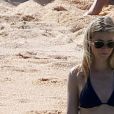 Exclusif - Gwyneth Paltrow profite d'une belle journée ensoleillée avec son compagnon Brad Falchuk sur une plage à  Cabo San Lucas au Mexique, le 2 avril 2017