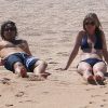 Exclusif - Gwyneth Paltrow profite d'une belle journée ensoleillée avec son compagnon Brad Falchuk sur une plage à  Cabo San Lucas au Mexique, le 2 avril 2017.