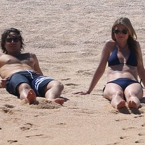 Exclusif - Gwyneth Paltrow profite d'une belle journée ensoleillée avec son compagnon Brad Falchuk sur une plage à  Cabo San Lucas au Mexique, le 2 avril 2017.