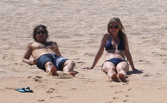 Exclusif - Gwyneth Paltrow profite d'une belle journée ensoleillée avec son compagnon Brad Falchuk sur une plage à  Cabo San Lucas au Mexique, le 2 avril 2017.