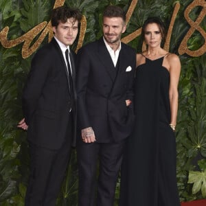 David Beckham et Victoria Beckham avec leur fils aîné Brooklyn à la soirée Fashion Awards 2018 au Royal Albert Hall à Londres, le 10 décembre 2018.