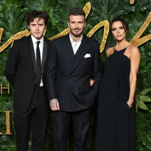 David Beckham et Victoria Beckham avec leur fils aîné Brooklyn à la soirée Fashion Awards 2018 au Royal Albert Hall à Londres, le 10 décembre 2018.