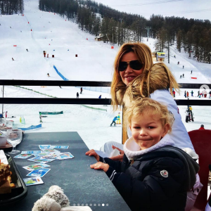 Ingrid Chauvin et son fils Tom en vacances au ski à Serre Chevalier, le 29 décembre 2018.