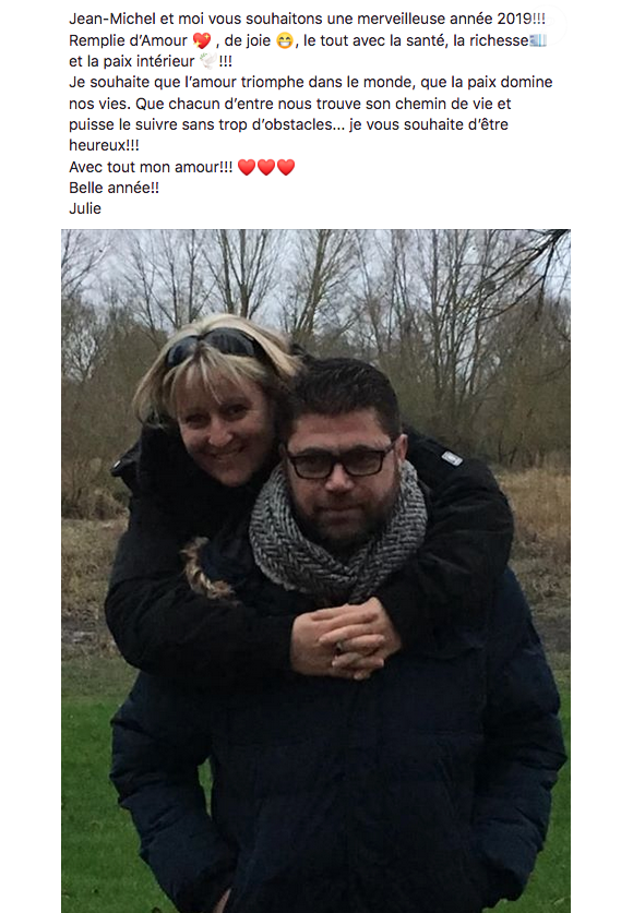 Julie et Jean-Michel ensemble pour le nouvel an. Ils dévoilent une photo sur Facebook. Décembre 2018.