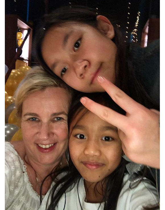 Hélène Darroze et ses filles Charlotte et Quitterie fêtent l'arrivée de 2019 au Vietnam.