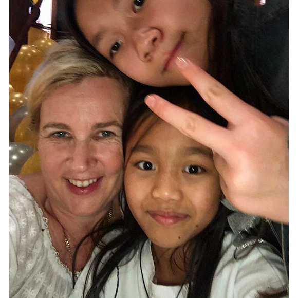 Hélène Darroze et ses filles Charlotte et Quitterie fêtent l'arrivée de 2019 au Vietnam.