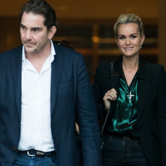 Sébastien Farran - Laeticia Hallyday sort des locaux de la chaine TF1 à Boulogne Billancourt le 19 octobre 2018. Elle a enregistré une prestation télévisée qui sera diffusée en exclusivité le soir même pendant le journal de 20h.