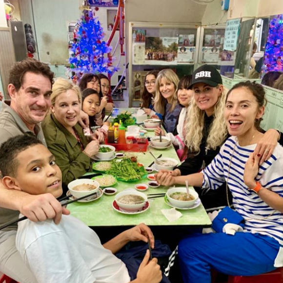 Laeticia Hallyday et ses filles Jade et Joy étaient bien entourées pour les fêtes d'année. Elles ont passé Noël et le jour de l'an au Vietnam avec Hélène Darroze (et ses filles Quitterie et Charlotte), Sébastien Farran, sa compagne Nadège Winter et leurs enfants Téo et Lola. Janvier 2019.