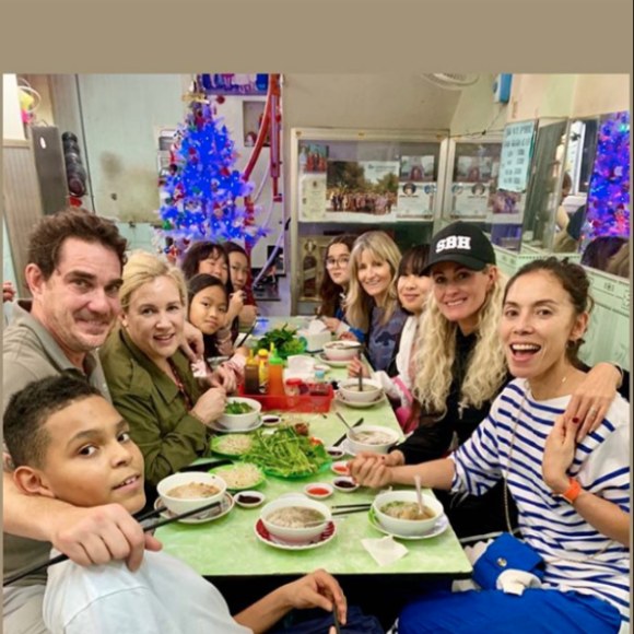 Laeticia Hallyday et ses filles Jade et Joy étaient bien entourées pour les fêtes d'année. Elles ont passé Noël et le jour de l'an au Vietnam avec Hélène Darroze (et ses filles Quitterie et Charlotte), Sébastien Farran, sa compagne Nadège Winter et leurs enfants Téo et Lola. Janvier 2019.