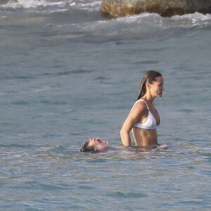 Pippa Middleton et son mari James Matthews profitent d'une baignade en amoureux sur la plage de Colombier à Saint-Barthélemy, Antilles françaises, le 2 janvier 2019.