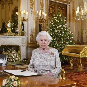 Photo officielle de la reine Elisabeth lors de l'enregistrement de son message pour les fêtes de Noël depuis le palais de Buckingham à Londres. Le 24 décembre 2018