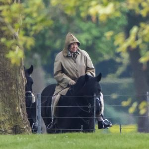 La reine Elisabeth II d'Angleterre fait une balade à cheval le long de la Tamise à Windsor le 24 avril 2017.