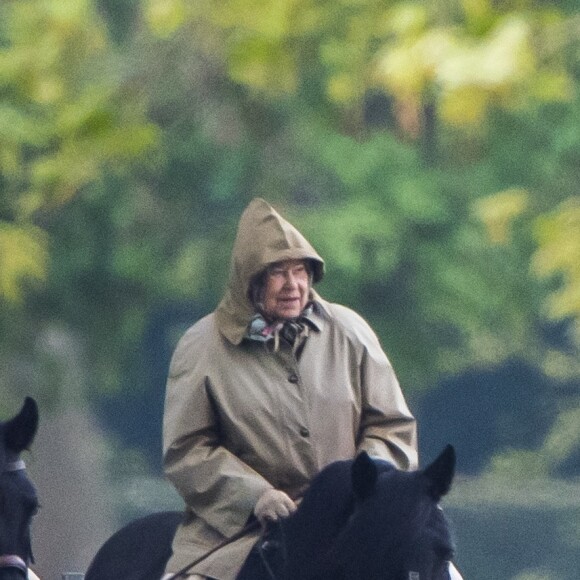 La reine Elisabeth II d'Angleterre fait une balade à cheval le long de la Tamise à Windsor le 24 avril 2017.