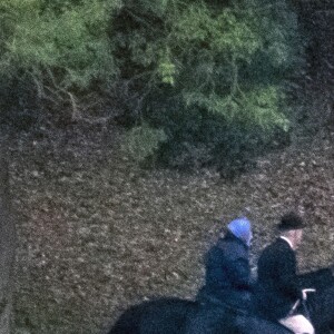 La reine Elisabeth II d'Angleterre monte à cheval dans le parc du château de Windsor le 10 décembre 2018.