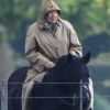 La reine Elisabeth II d'Angleterre fait une balade à cheval le long de la Tamise à Windsor le 24 avril 2017.