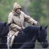 La reine Elisabeth II d'Angleterre fait une balade à cheval le long de la Tamise à Windsor le 24 avril 2017.