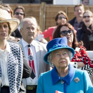 La reine Elisabeth II d'Angleterre assiste à la compétition équestre "Dubai Duty Free Springs Trial" à Newbury le lendemain de son anniversaire le 22 avril 2017.