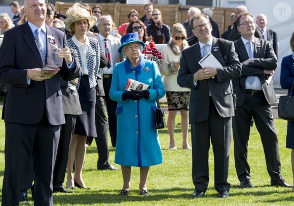 La reine Elisabeth II d'Angleterre assiste à la compétition équestre "Dubai Duty Free Springs Trial" à Newbury le lendemain de son anniversaire le 22 avril 2017.