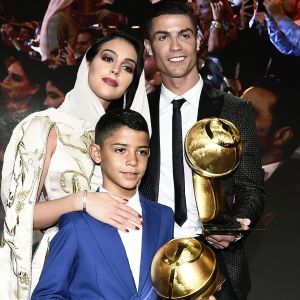 Cristiano Ronaldo récompensé lors de la 10e édition des Dubai Globe Soccer Awards le 3 janvier 2019. Avec son fils Cristiano Jr et sa fiancée Georgina Rodriguez.