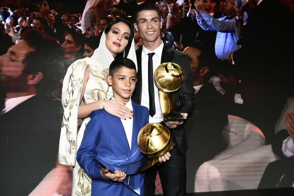 Cristiano Ronaldo récompensé lors de la 10e édition des Dubai Globe Soccer Awards le 3 janvier 2019. Avec son fils Cristiano Jr et sa fiancée Georgina Rodriguez.