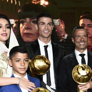 Cristiano Ronaldo récompensé lors de la 10e édition des Dubai Globe Soccer Awards le 3 janvier 2019. Avec son fils Cristiano Jr et sa fiancée Georgina Rodriguez.