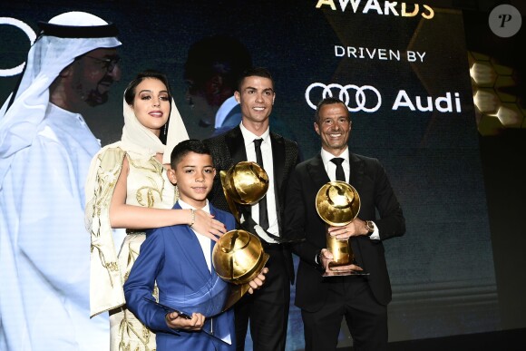 Cristiano Ronaldo récompensé lors de la 10e édition des Dubai Globe Soccer Awards le 3 janvier 2019. Avec son fils Cristiano Jr et sa fiancée Georgina Rodriguez.