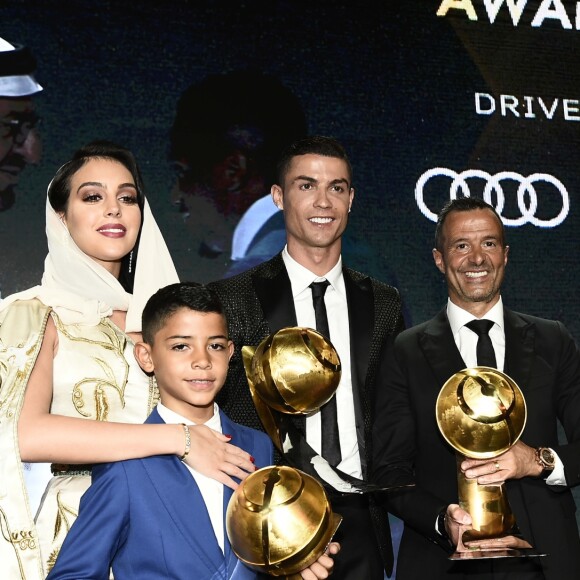 Cristiano Ronaldo récompensé lors de la 10e édition des Dubai Globe Soccer Awards le 3 janvier 2019. Avec son fils Cristiano Jr et sa fiancée Georgina Rodriguez.