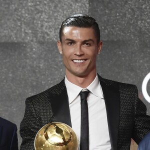 Didier Deschamps et Cristiano Ronaldo lors de la 10e édition des Dubai Globe Soccer Awards le 3 janvier 2019. 