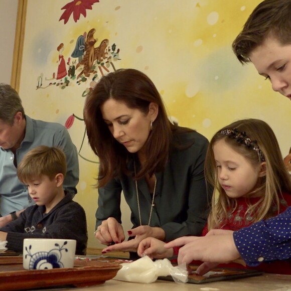 La famille du prince héritier Frederik de Danemark, son épouse la princesse Mary et leurs enfants le prince Christian, la princesse Isabella et le prince Vincent et la princesse Josephine en pleine confection de petits gâteaux de Noël en décembre 2018. © Cour royale de Danemark