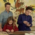 Le prince héritier Frederik de Danemark et ses enfants le prince Christian et la princesse Isabella en pleine confection de petits gâteaux de Noël en décembre 2018. © Cour royale de Danemark