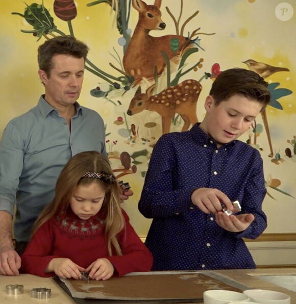 Le prince héritier Frederik de Danemark et ses enfants le prince Christian et la princesse Isabella en pleine confection de petits gâteaux de Noël en décembre 2018. © Cour royale de Danemark