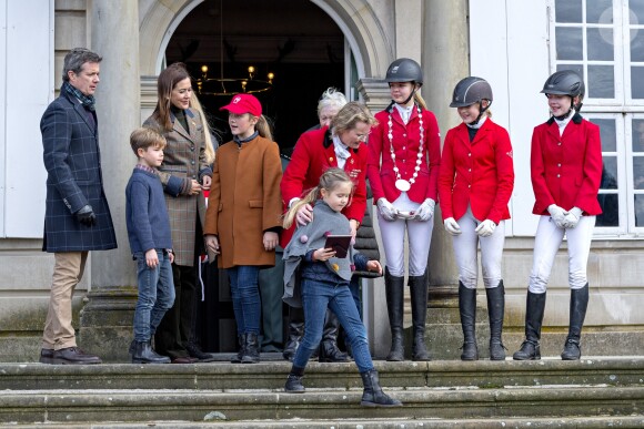 Le prince Frederik, la princesse Mary, leurs enfants le prince Christian, la princesse Isabella, le prince Vincent et la princesse Josephine de Danemark lors de la chasse Hubertus le 4 novembre 2018.